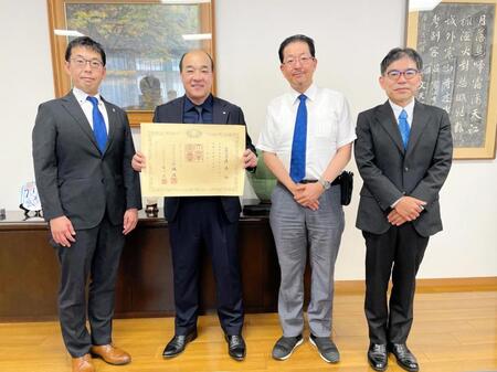 （左から）勝野雅央教授、西村誠司社長、高橋義行教授、梶山広明教授