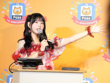 　説明するＳＷＥＥＴ　ＳＴＥＡＤＹの白石まゆみ