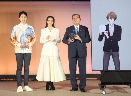 　表彰式に出席した（左から）成田悠輔氏、木村文乃、石破茂首相、加賀美ハヤト（撮影・石井剣太郎）