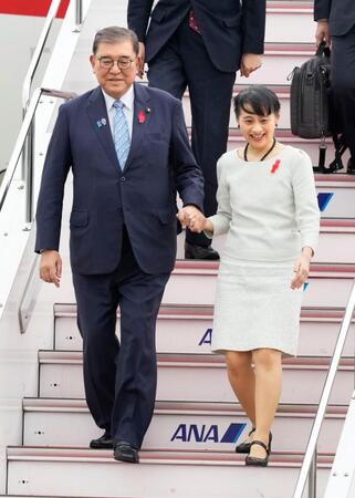 　韓国から帰国した石破首相。右は妻の佳子さん
