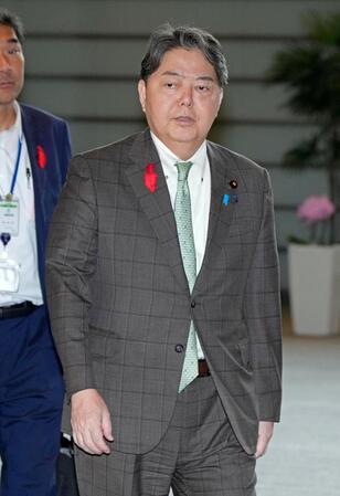 　首相官邸に入る林官房長官