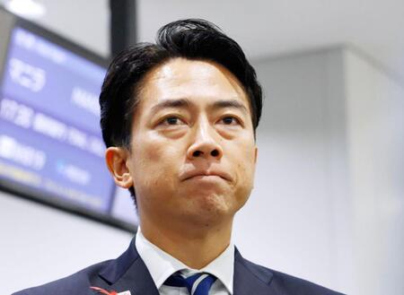 　ＡＳＥＡＮ関連会合への出発前に、記者団の取材に応じる小泉農相