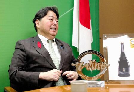 　山梨県の酒造会社の表敬訪問を受けた林官房長官