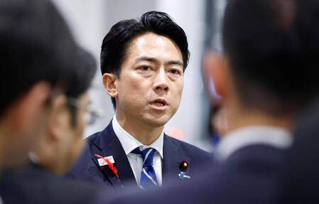 　ＡＳＥＡＮ関連会合への出発前に、記者団の取材に応じる小泉農相