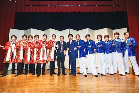 　初共演を果たした（左から）ＳＨＯＷ－ＷＡの６人、ナイツの塙宣之、土屋伸之、ＭＡＴＳＵＲＩの６人