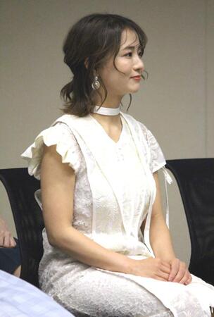 　記者会見に出席した平嶋夏海