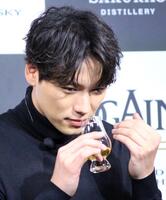 　ウイスキーの香りをかぐ福士蒼汰