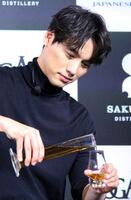 　ウイスキーを注ぐ福士蒼汰