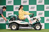 　新ＣＭ発表会で草刈り機に乗って登場した草刈民代