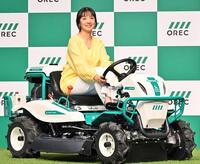 　草刈り機に乗って登場した草刈民代