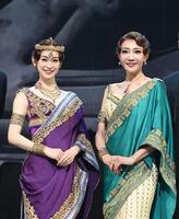 　マタ・ハリ役を演じた愛希れいか（左）と柚希礼音（撮影・園田高夫）