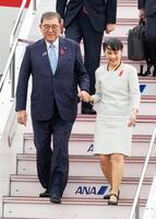 　韓国から帰国した石破首相。右は妻の佳子さん