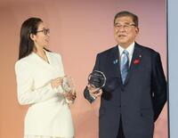 　石破茂首相（右）と話す木村文乃（撮影・石井剣太郎）