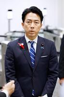 　ＡＳＥＡＮ関連会合への出発前に、記者団の取材に応じる小泉農相