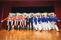 　初共演を果たした（左から）ＳＨＯＷ－ＷＡの６人、ナイツの塙宣之、土屋伸之、ＭＡＴＳＵＲＩの６人