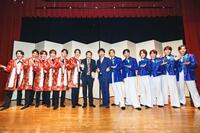 　初共演を果たした（左から）ＳＨＯＷ－ＷＡの６人、ナイツの塙宣之、土屋伸之、ＭＡＴＳＵＲＩの６人