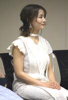 　記者会見に出席した平嶋夏海