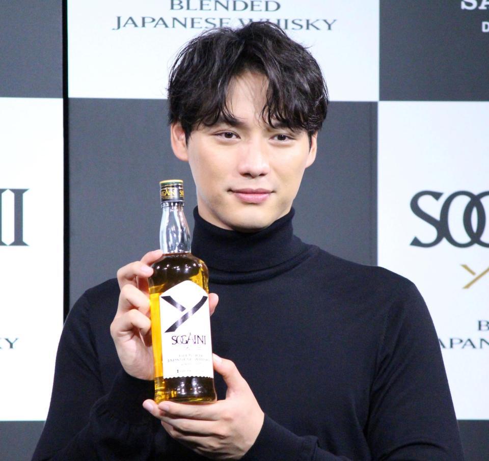 　商品を持つ福士蒼汰