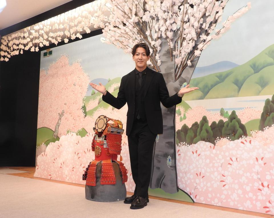 　壇上でポーズをとる尾上右近