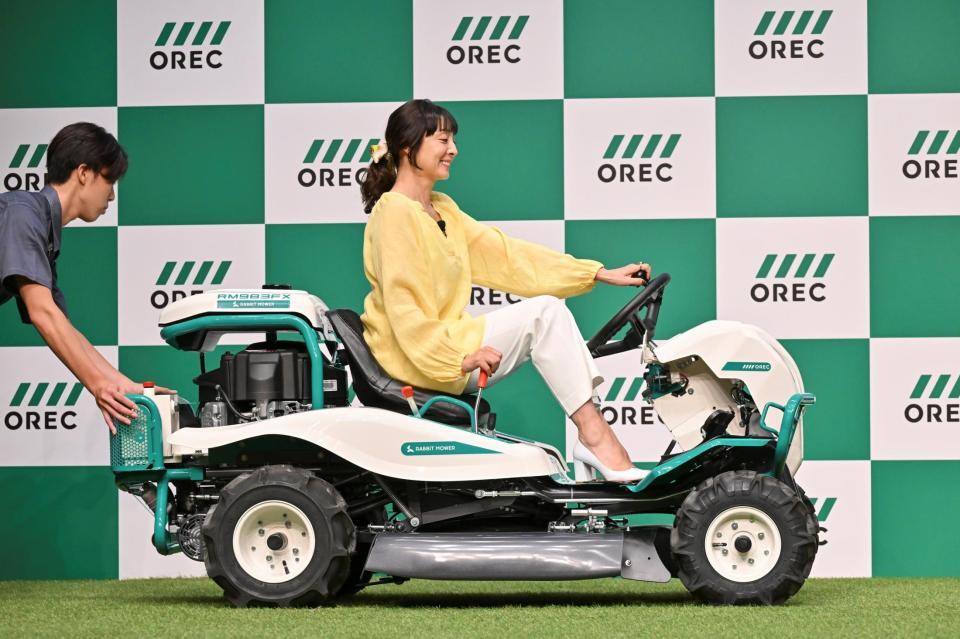 　新ＣＭ発表会で草刈り機に乗って登場した草刈民代