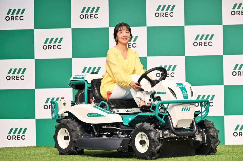 　新ＣＭ発表会で草刈り機に乗って登場した草刈民代