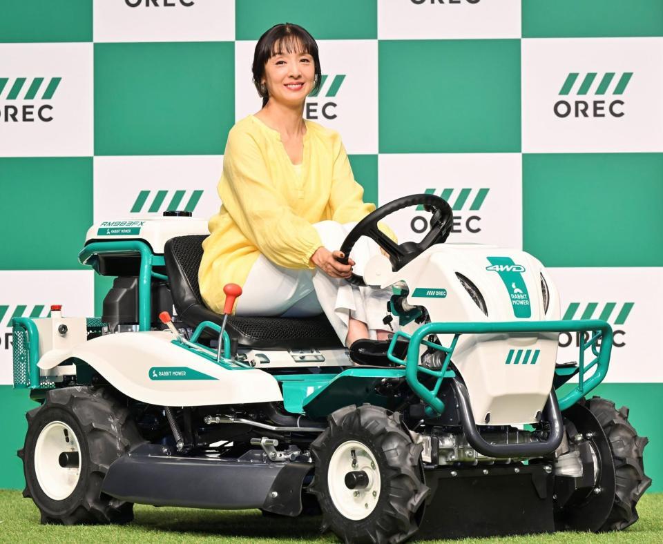 　草刈り機に乗って登場した草刈民代