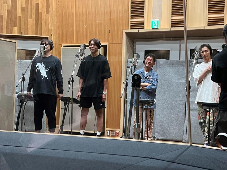 　レコーディングする純烈と南こうせつ（左から３番目）