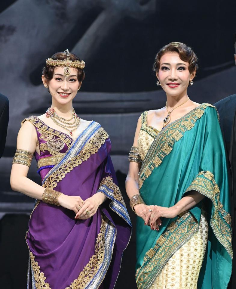 　マタ・ハリ役を演じた愛希れいか（左）と柚希礼音（撮影・園田高夫）