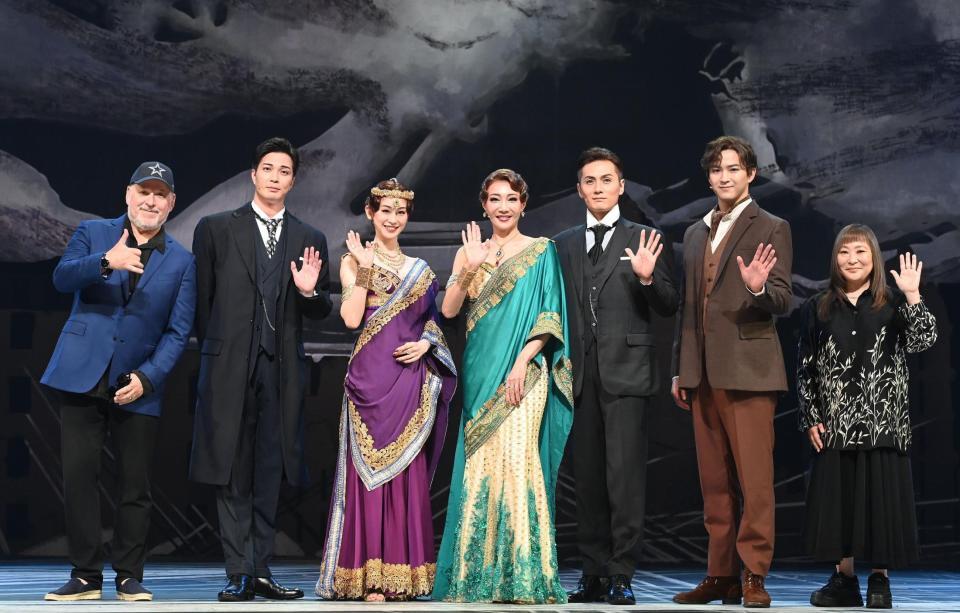 　勢ぞろいした（左から）フランク・ワイルドホーン氏、廣瀬友祐、愛希れいか、柚希礼音、加藤和樹、甲斐翔真、石丸さち子氏（撮影・園田高夫）