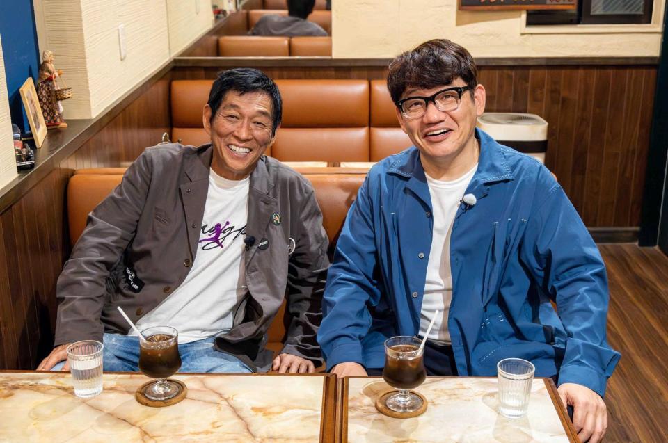 　共演する飯尾和樹（右）とゲストの明石家さんま　ⒸＢＳテレ東