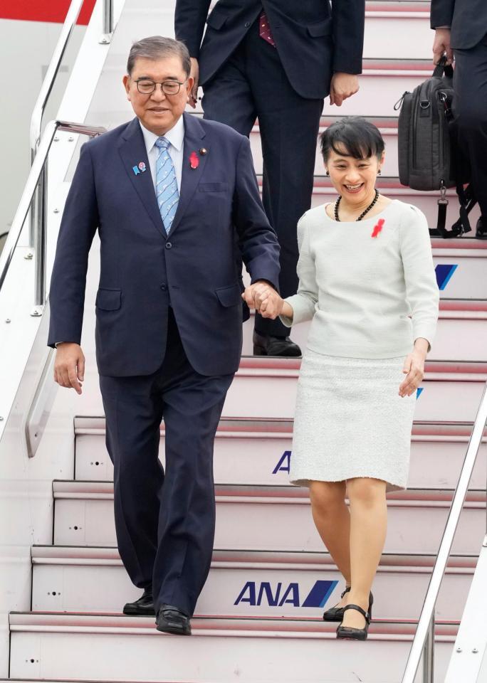 　韓国から帰国した石破首相。右は妻の佳子さん