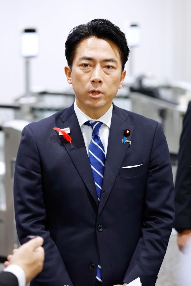 　ＡＳＥＡＮ関連会合への出発前に、記者団の取材に応じる小泉農相