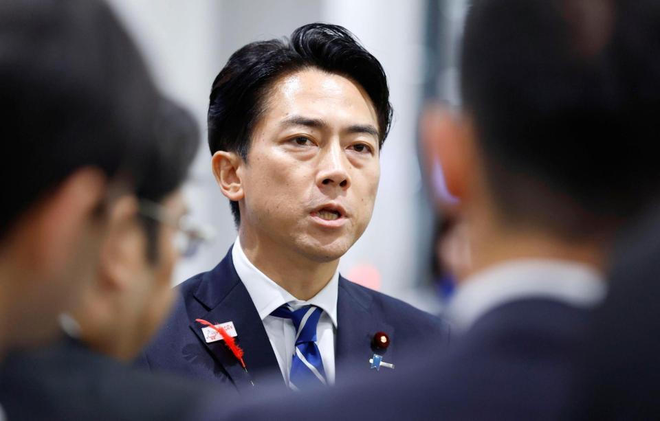 　ＡＳＥＡＮ関連会合への出発前に、記者団の取材に応じる小泉農相