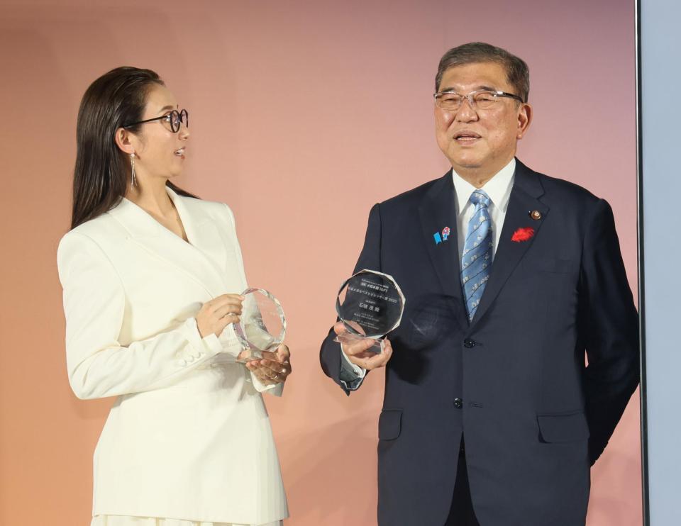 　石破茂首相（右）と話す木村文乃（撮影・石井剣太郎）