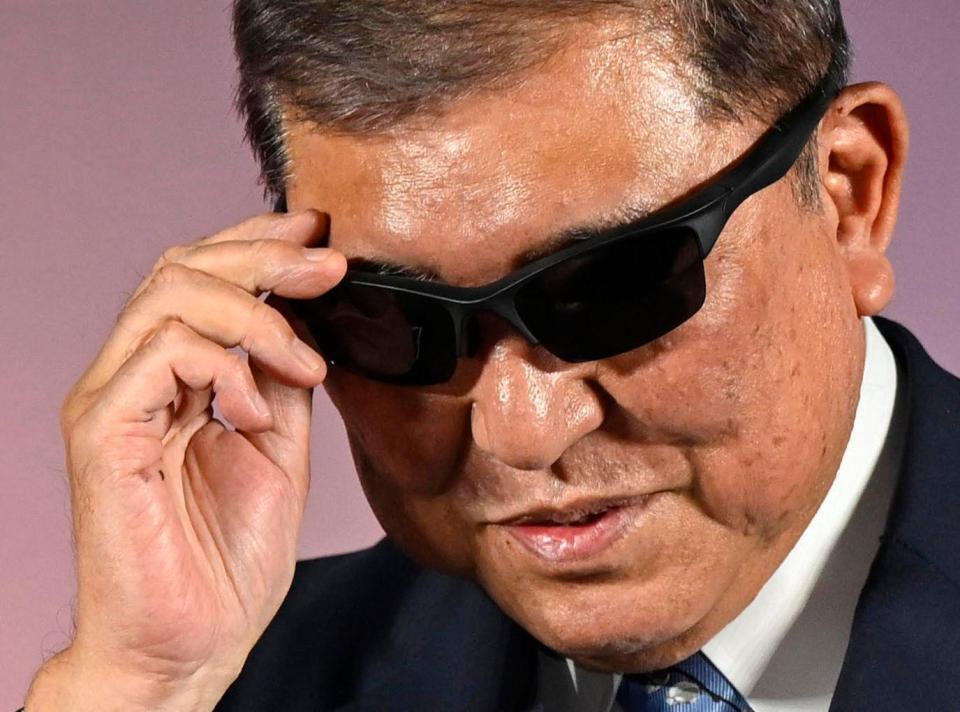 　「日本メガネベストドレッサー賞」の政界部門に選ばれ、副賞で贈られたサングラスをかける石破首相