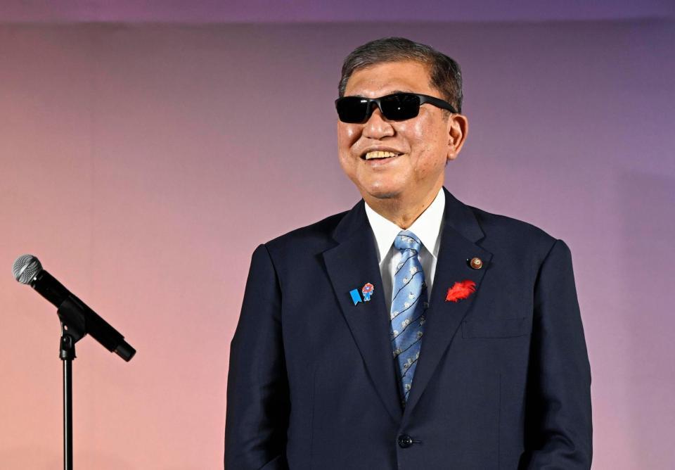 　「日本メガネベストドレッサー賞」の政界部門に選ばれ、副賞で贈られたサングラスをかける石破首相