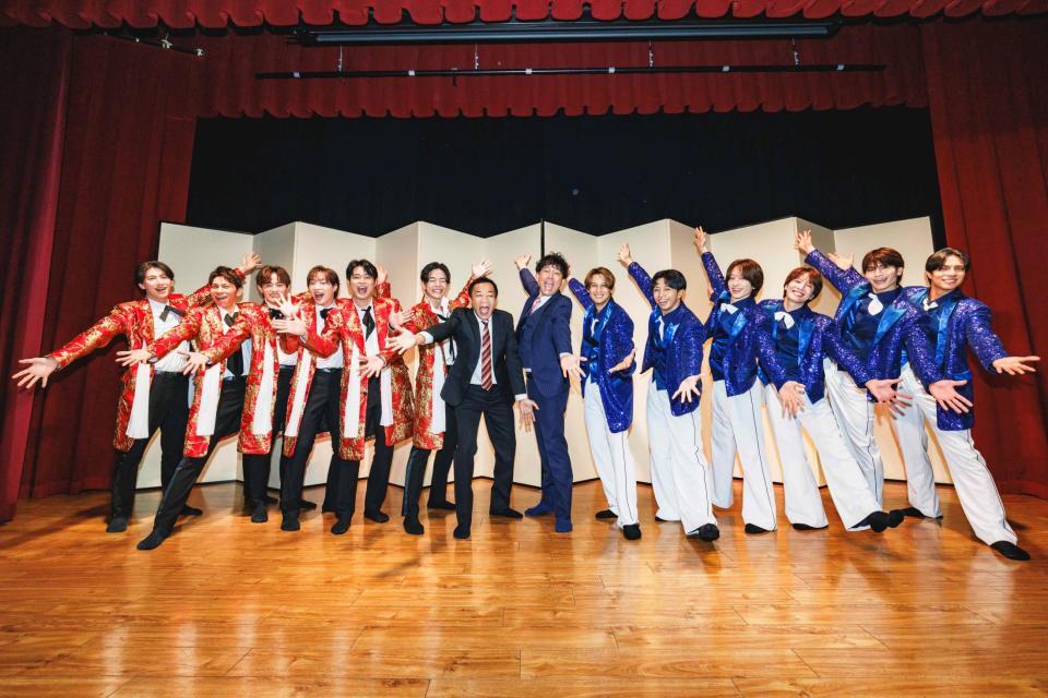 　初共演を果たした（左から）ＳＨＯＷ－ＷＡの６人、ナイツの塙宣之、土屋伸之、ＭＡＴＳＵＲＩの６人