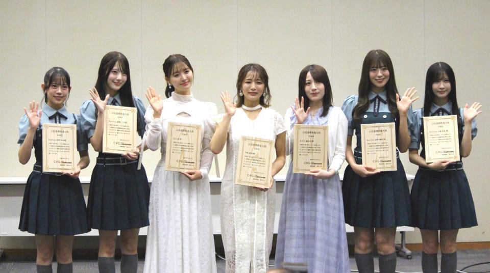 　「地方創生２．０」モデル事業記者発表会に登壇した（左から）鈴野みお、綾瀬ことり、兒玉遥、平嶋夏海、佐々木優佳里、新野楓果、百瀬紗菜
