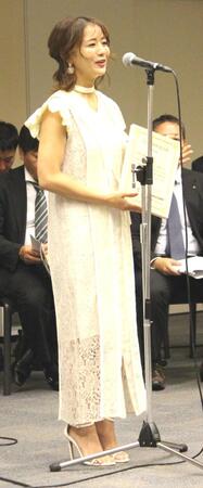 　記者会見に出席した平嶋夏海