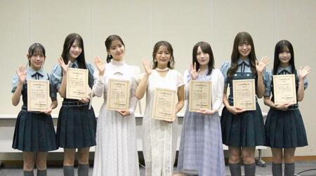 　（左から）鈴野みお、綾瀬ことり、兒玉遥、平嶋夏海、佐々木優佳里、新野楓果、百瀬紗菜