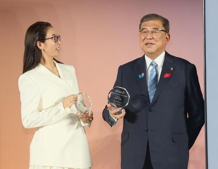 　石破茂首相（右）と話す木村文乃（撮影・石井剣太郎）