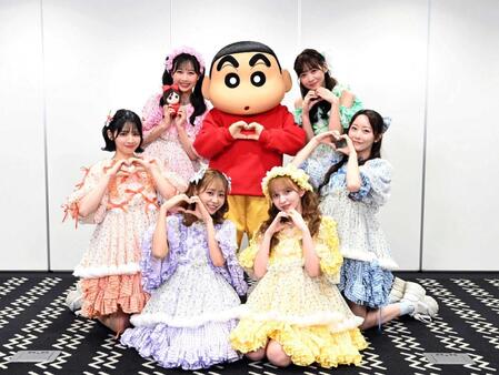 　しんちゃんとポーズを決める（左上から反時計回りに）ＦＲＵＩＴＳ　ＺＩＰＰＥＲの松本かれん、鎮西寿々歌、仲川瑠夏、早瀬ノエル、真中まな、櫻井優衣　Ⓒ臼井儀人／双葉社・シンエイ・テレビ朝日・ＡＤＫ、ⒸＡＳＯＢＩＳＹＳＴＥＭ　Ｃｏ．，Ｌｔｄ．
