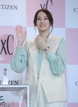 　限定モデルの時計を手に笑顔を見せる北川景子（撮影・西岡正）