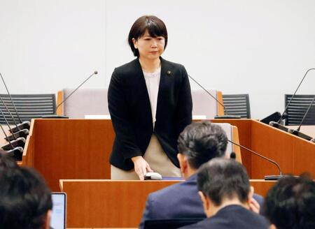 　市議全員との会合に臨む前橋市の小川晶市長