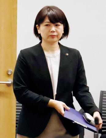 　市議全員との会合に臨む前橋市の小川晶市長