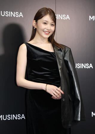 　オープニングイベントでポーズをとる久間田琳加（撮影・西岡正）