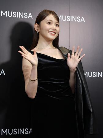 　オープニングイベントで手を振る久間田琳加（撮影・西岡正）