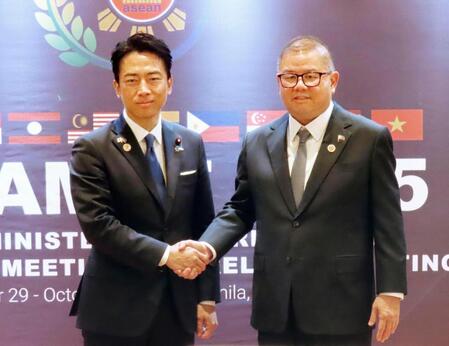 　会談に臨む、小泉農相（左）とフィリピンのローレル農相