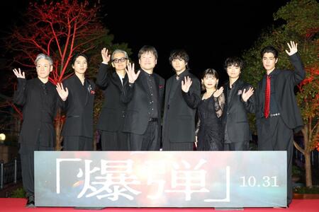 　手を振る（左から）永井聡監督、坂東龍汰、渡部篤郎、佐藤二朗、山田裕貴、伊藤沙莉、染谷将太、寛一郎（撮影・吉澤敬太）