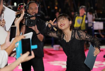 　ファンの撮影リクエストに応える伊藤沙莉（撮影・吉澤敬太）